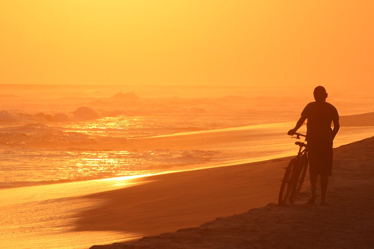 Ciclista pedaleando durante el atardecer